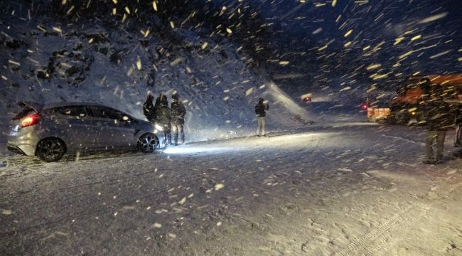 Kar eğlencesi için gittiler, yolda mahsur kaldılar