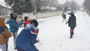 Kar yağışı çocukların yüzünü güldürdü