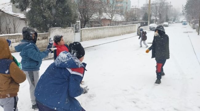 Kar yağışı çocukların yüzünü güldürdü