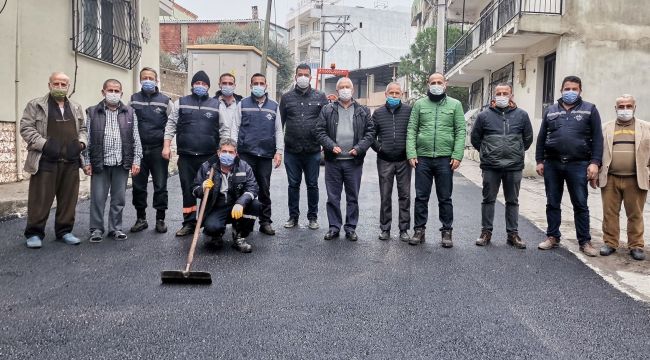 Karabağlar'da boş sokaklarda asfalt atağı