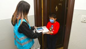 Karabağlar'da öğrencilere tablet desteği