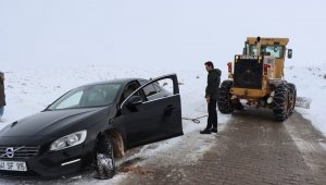 Karda mahsur kalanları ekipler kurtardı