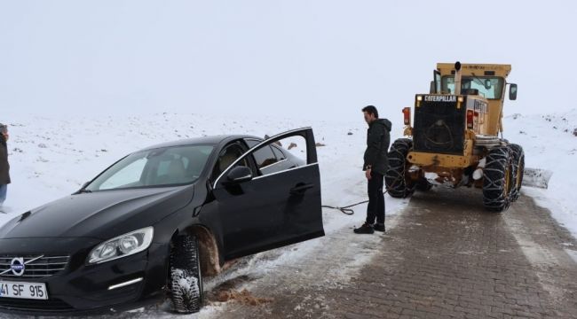 Karda mahsur kalanları ekipler kurtardı