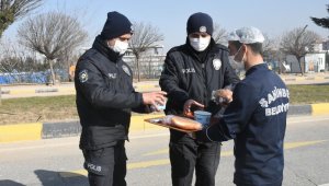 Kısıtlamada görev yapan polislere sıcak çorba ikramı