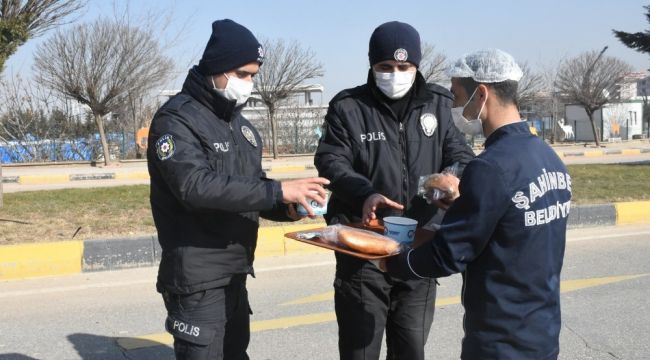 Kısıtlamada görev yapan polislere sıcak çorba ikramı