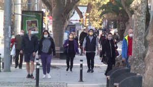 Kısıtlamaya rağmen cadde böyleydi!