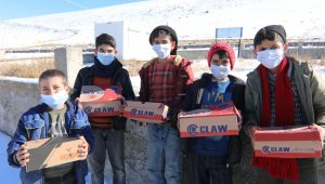 Köy çocuklarını ısıtan yardım