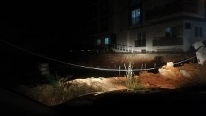 Kozan'da sağanak nedeniyle istinat duvarı ve yol çöktü