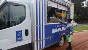 Kuşadası Belediyesi'nden bisikletçilere vitamin desteği