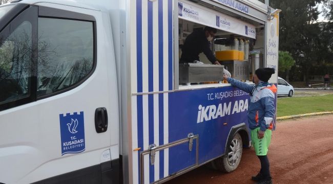 Kuşadası Belediyesi'nden bisikletçilere vitamin desteği