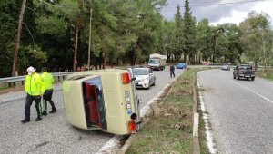 Kuşadası'nda otomobil takla attı: 1 yaralı