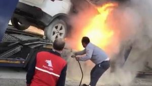 Lüks sıfır araç yüklü tırı vatandaşlar yanmaktan kurtardı