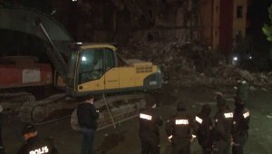 Maltepe'de yıkımı devam eden bina göçtü