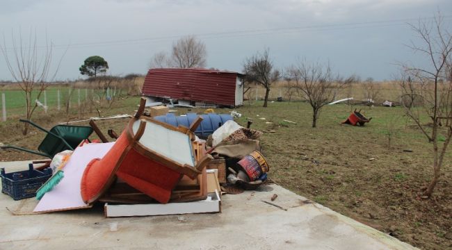 Manisa'da fırtına konteyner evi uçurdu