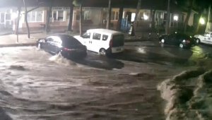 Manisa'da sel felaketinin şiddeti güvenlik kamerasına yansıdı