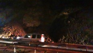 Marmaris'te heyelan! Yol trafiğe kapandı