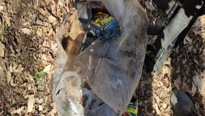 Mehmetçik, sudan geçemeyen köpeği omuzda taşıdı