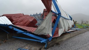 Milas'ta fırtına dev çatıyı kağıt gibi savurdu