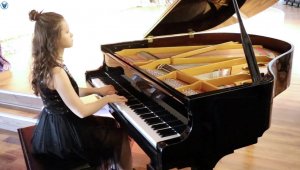 Minik müzisyenlerden evde konser ziyafeti