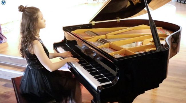 Minik müzisyenlerden evde konser ziyafeti