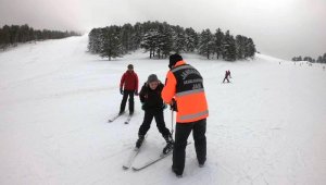Murat Dağı Kayak Merkezi'ndeki "JAK" timleri güven veriyor