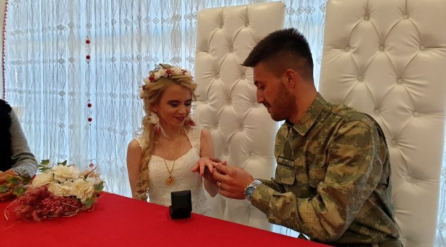 Nikah masasına askeri elbiseyle oturdu