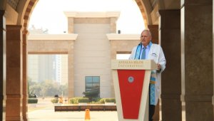 Öğrencilerden yeniden ataması yapılan Rektöre destek