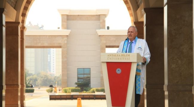 Öğrencilerden yeniden ataması yapılan Rektöre destek