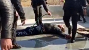 Önce çocuklarının evini, sonra kendini yaktı