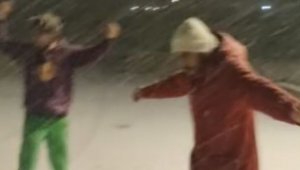 Otel müdürü ve kayak hocası kar yağışını böyle kutladı