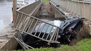 Otomobil iki köprünün arasına uçtu: 2 yaralı