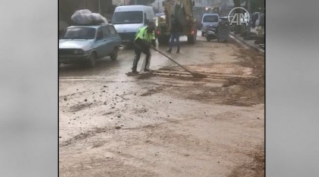 Polis, kürekle yolu temizledi