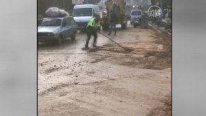 Polis, kürekle yolu temizledi