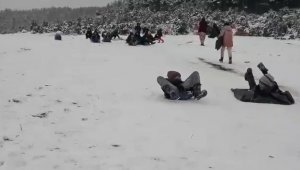 Poşetle kaydılar...Kar keyfini çocuklar çıkardı