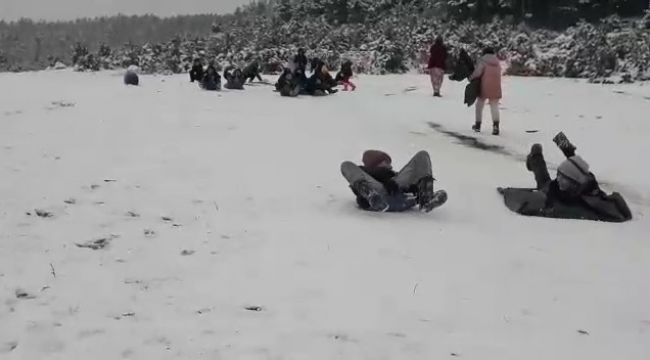 Poşetle kaydılar...Kar keyfini çocuklar çıkardı