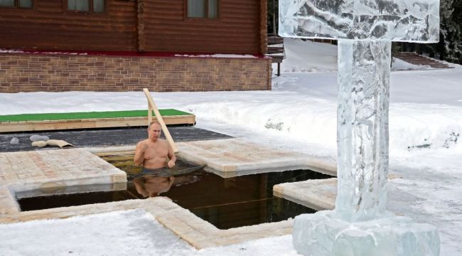 Putin dondurucu soğukta buz gibi suya girdi