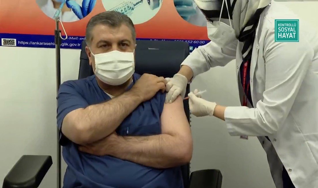Sağlık Bakanı, canlı yayında aşı oldu