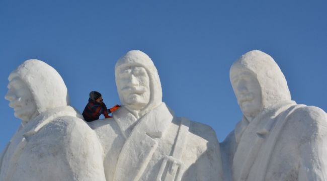 Sarıkamış'ta şehit mehmetçiklere kardan heykel