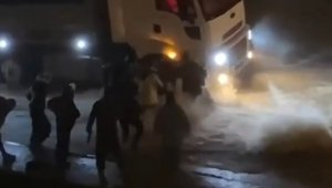 Selde sürüklenen kadının kurtarılma anı kamerada