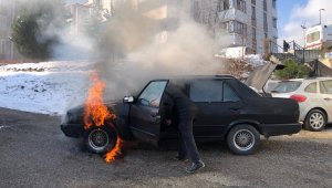 Seyir halindeki otomobil alev aldı