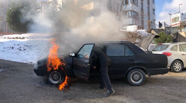 Seyir halindeki otomobil alev aldı