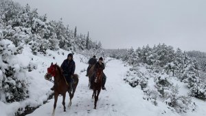 Sındırgı'da kar keyfini atlarla sürdüler