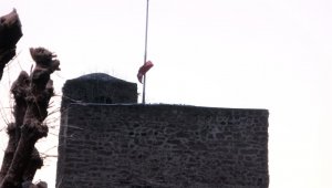 Sinop'ta yırtılan bayraklara belediyeden jet müdahale