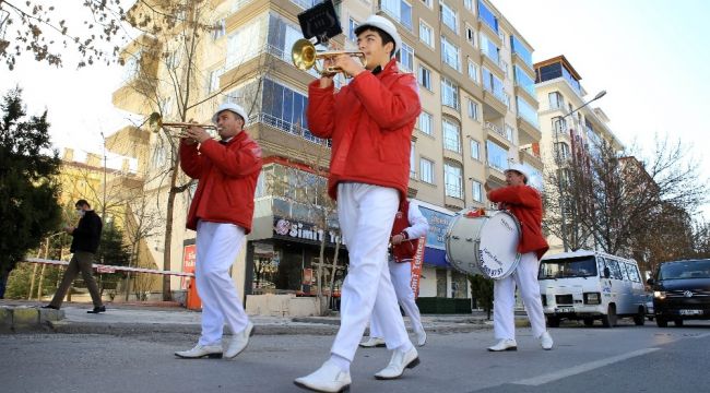 Sokağa çıkma kısıtlamasında Aksaray'da bando konseri