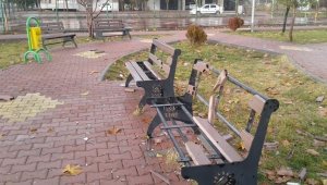 Sorumsuzlar çocuk parkına zarar verdi