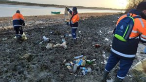 Sular çekildi, torba torba çöpler ortaya çıktı