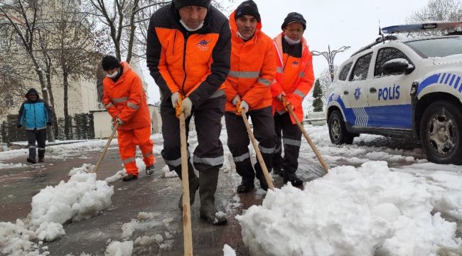 Sultangazi'de karla kaplı yolları ekipler açıyor