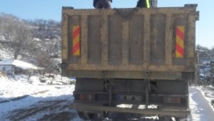 Süt için karlı yollar tuzlandı