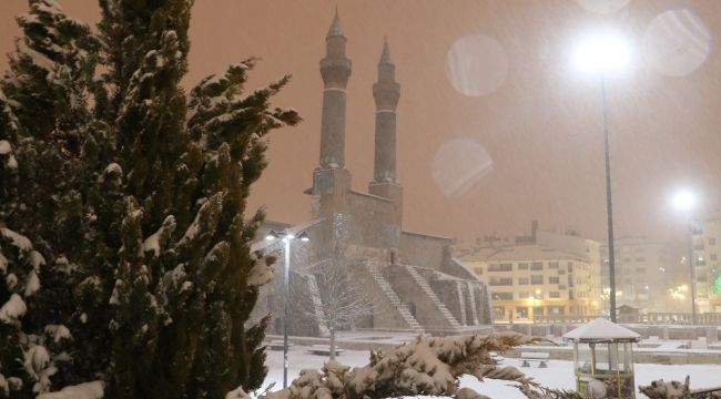 Tarihi kent meydanında mest eden görüntüler