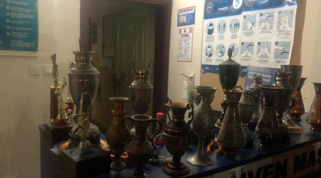 Tarihi okulun müzesindeki kupaları çaldılar